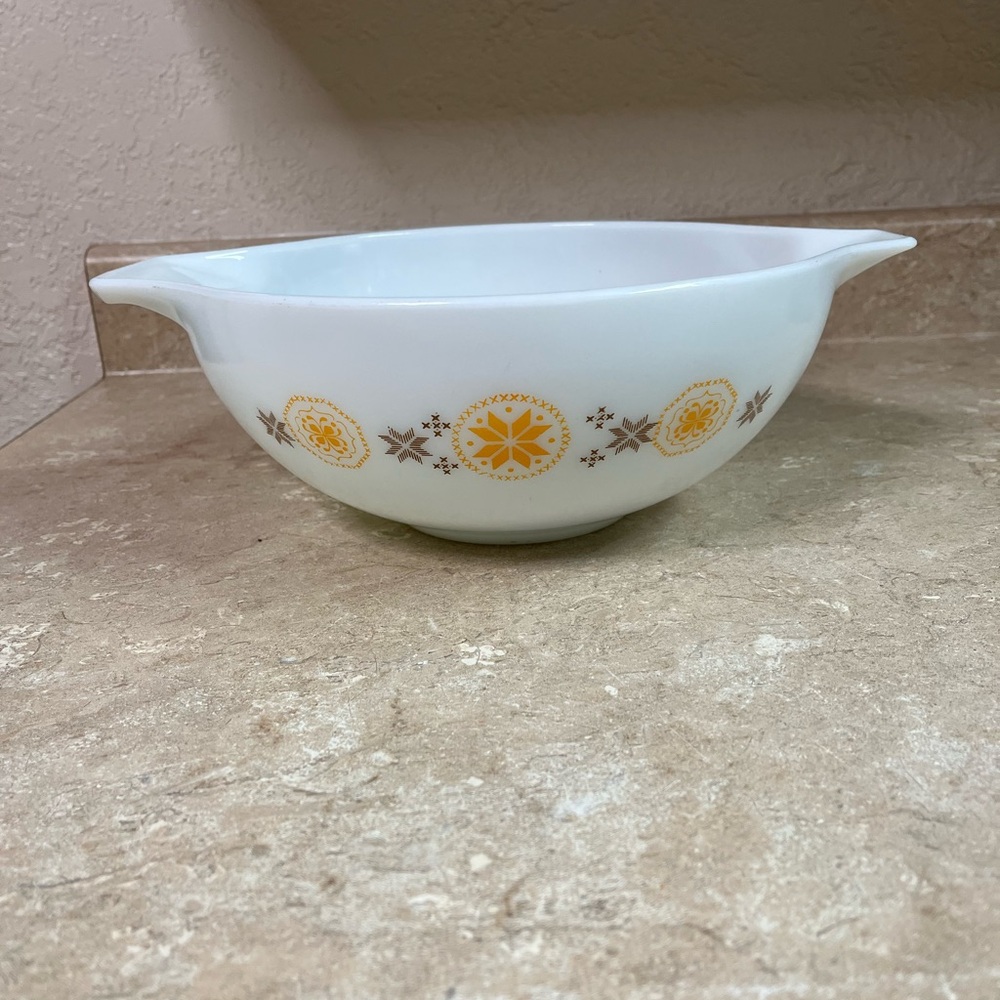Vintage Pyrex Town and Country bowl